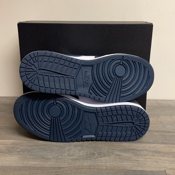 Air Jordan 1 mid GS size 7Y/Women’s size 8.5 White/Navy/Black new with box - Picture 11 of 12